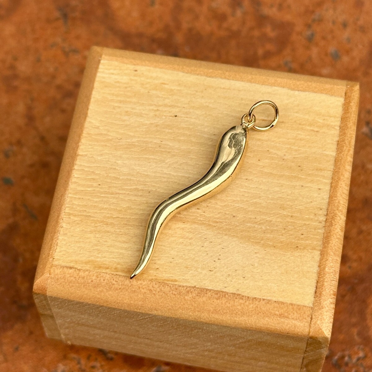14k Yellow Gold Large 30mm Solid 3-D Italian Horn Pendant 14k Yellow Gold Large 30mm Solid 3-D Italian Horn Pendant