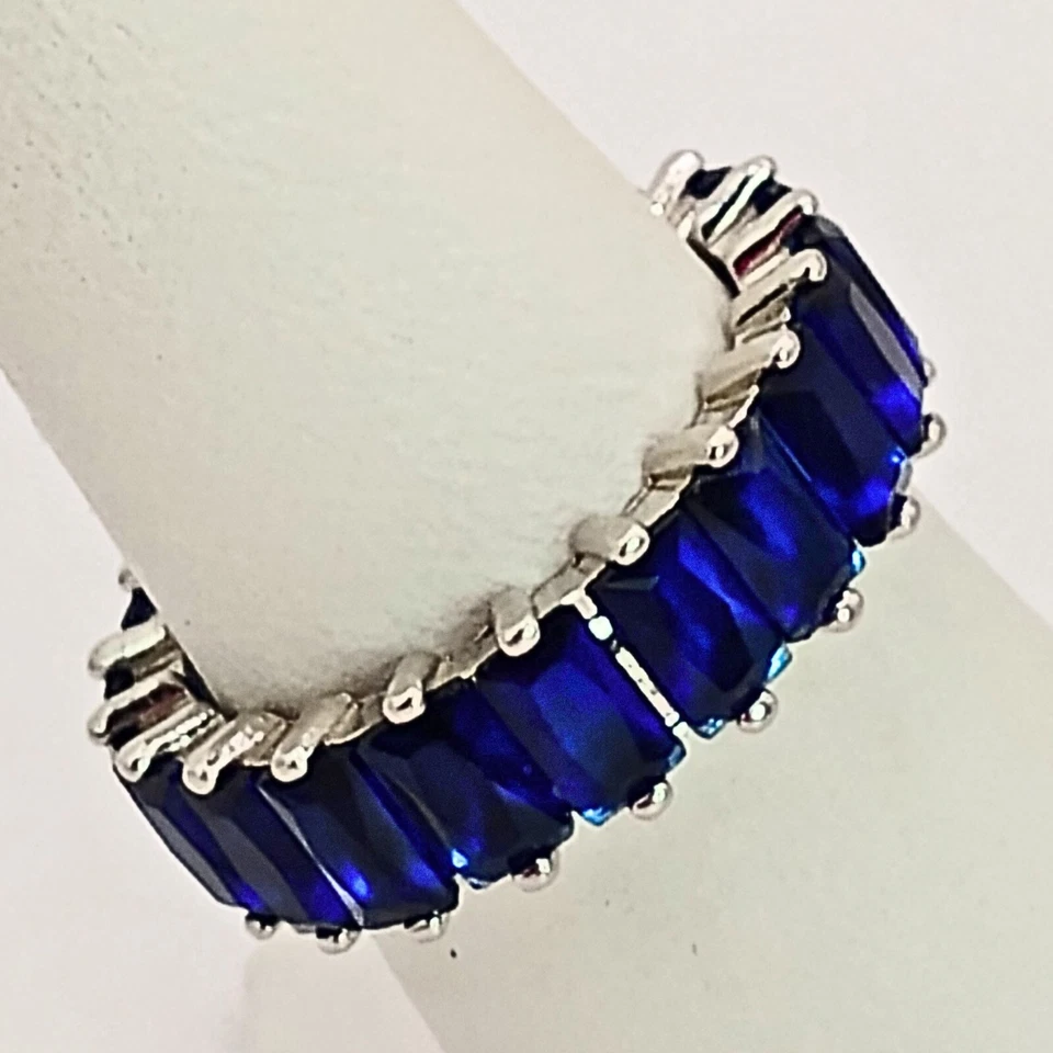 Banda feminina banhada a prata criada em laboratório safira azul Eternity tamanho 6 baguete - Imagem 2 de 4