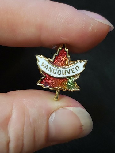Vintage VANCOUVER Maple Leaf Multi Color Collectible Pin - Picture 4 of 5