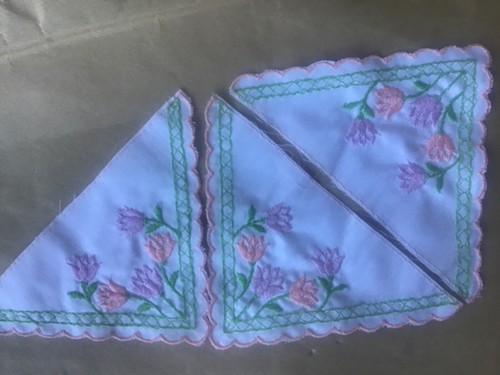 30 PCS GORGEOUS FLORAL COLOR COTTON EMB On WHITE COTTON - 第 1/3 張圖片
