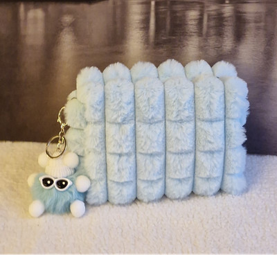 Clutch hellblau flauschig Plüsch rechteckig Reißverschluss Anhänger 19x13cm