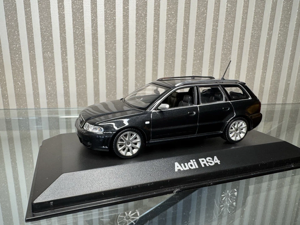 Minichamps 1:43 Audi RS4 Brillantschwarz Audi Dealer - Immagine 4 di 4