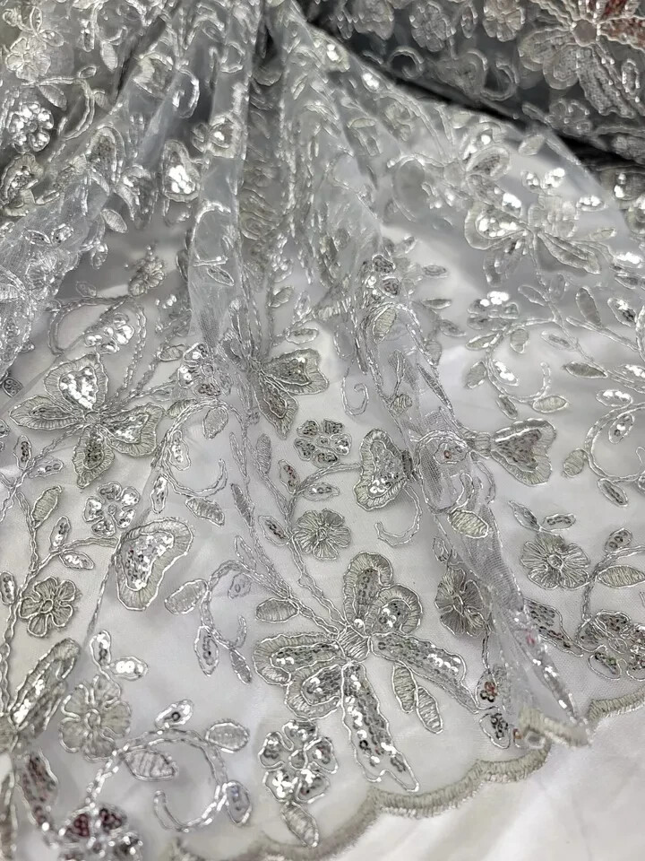 Tela de encaje bordada con lentejuelas plateadas y mariposas - Se vende por yarda