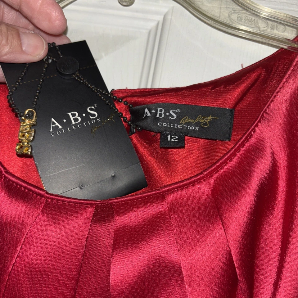 Vestido de cetim vermelho bainha bolha 3D rosas namorados novo com etiquetas $298 ABS Allen Schwartz tamanho 12 - Imagem 3 de 4