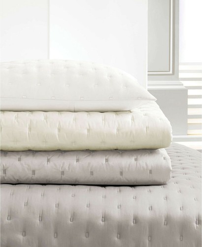 Set of 2 Vera Wang Standard Shams Luster BONE 300 Thread count - Brand New - Picture 4 of 6