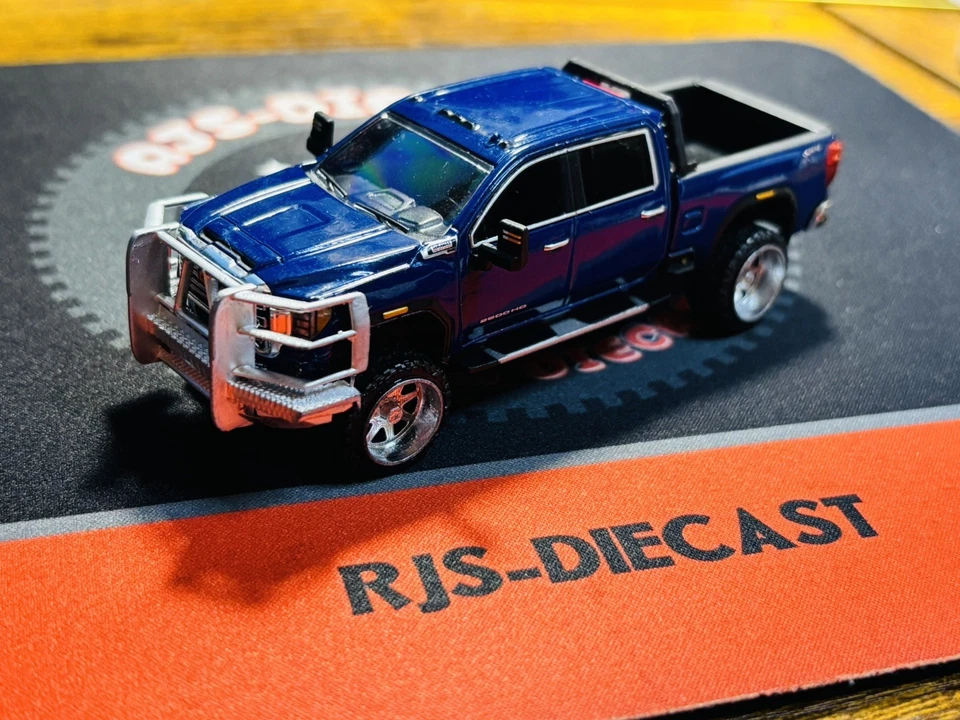 GMC Sierra 3500HD Greenlight 2022 azul 1/64 personalizado Foto 2 de 3