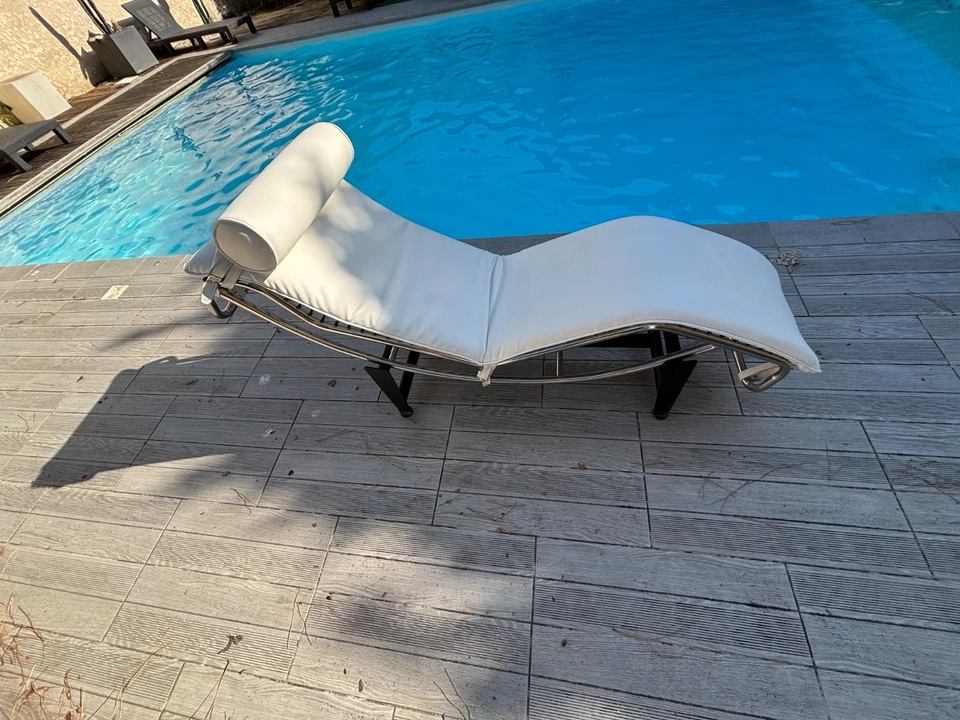 Chaise Longue Decoration LC4 simili cuir blanc - Photo 1/4