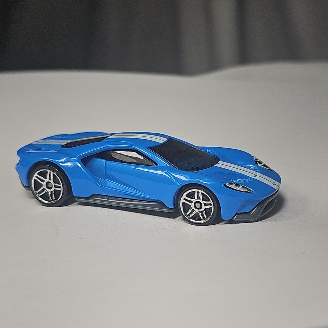 2018 Hot Wheels ’17 Ford GT Blue White Stripes Exotics 1:64 Supercar Diecast