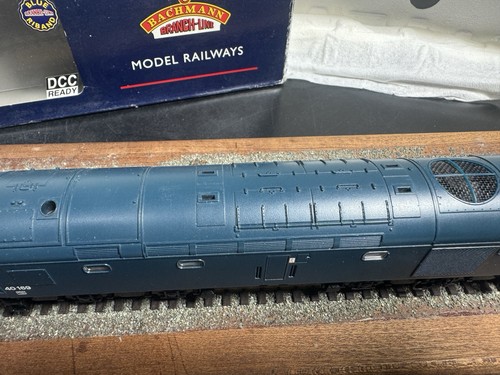 Bachmann 32-479 Class 40 Locomotive 40 169 BR Blue Livery Without Tanks - Picture 10 of 15