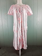 Vintage 80s Pink Satin Granny Robe M Pearl Snap Floral Cottagecore Pockets