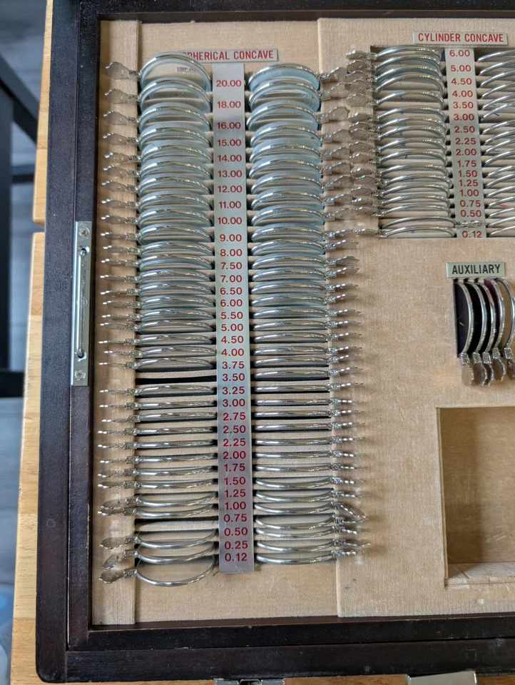 Juego de lentes de prueba optometrista vintage en estuche de madera con marcos, ver fotos Foto 3 de 4