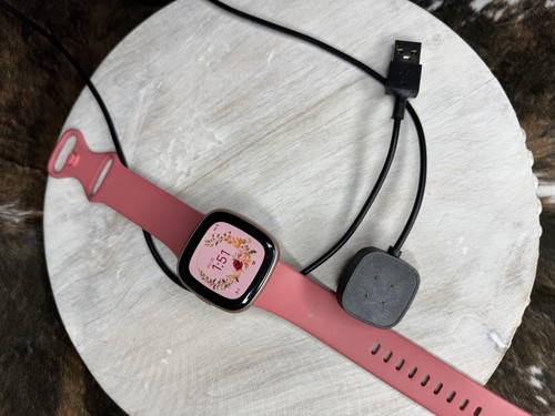 Google Versa 4 Smartwatch Pink Rosegold Great Gift - Afbeelding 1 van 11
