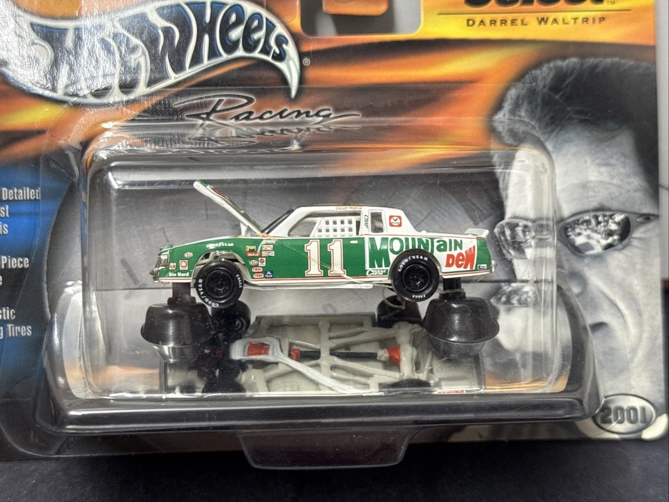 2001 Darrell Waltrip Mountain Dew 1981 Buick Regal Hot Wheels Racing Select em escala 1/64 - Imagem 2 de 4