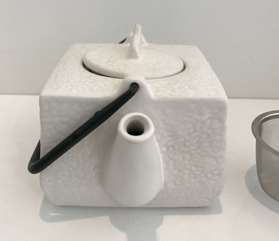 Morris Design Vintage Modern Teapot In Pebble White Finish w Strainer 