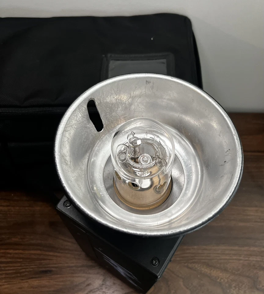 Lifetouch by Broncolor Modeling Light ESS 250W With Carrying Case - Image 3 of 4