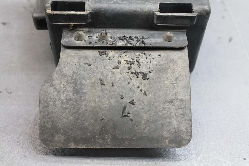 Yamaha FZR600 1989 trasero trasero trasero bandeja de batería plástico #7 Foto 4 de 4