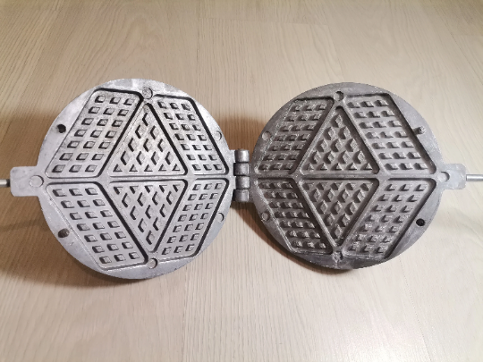 Vintage Aluminum Waffle Iron Press for Baking Crispy Cookies-image