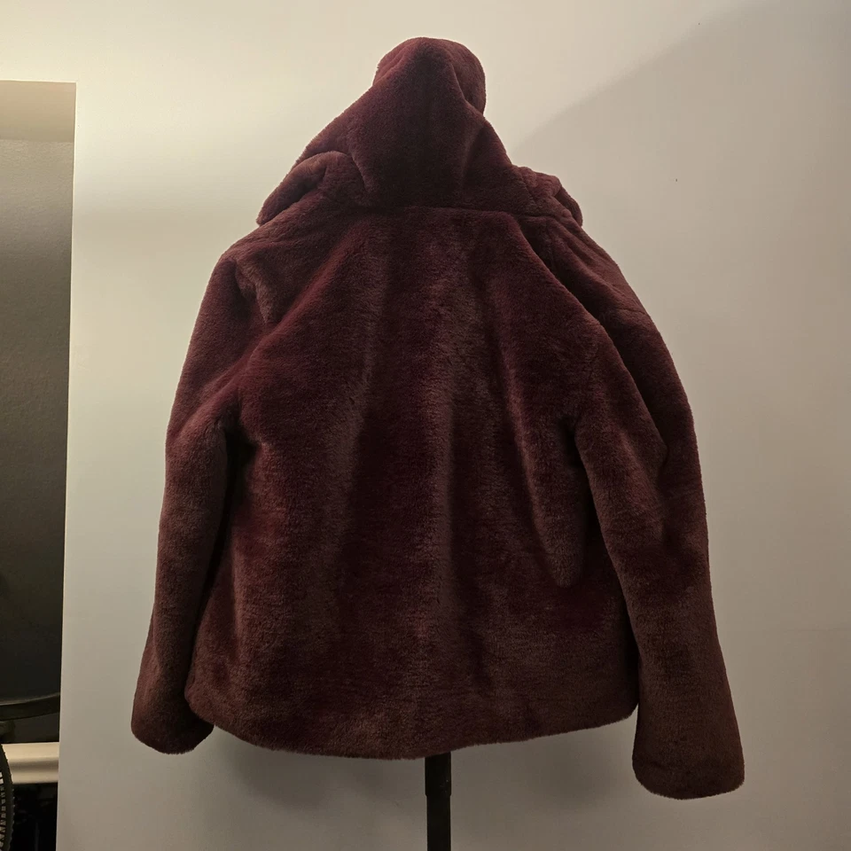 Chaqueta de piel sintética color vino de Simply Vera wang; ultrasuave con capucha de gran tamaño; M Foto 4 de 4