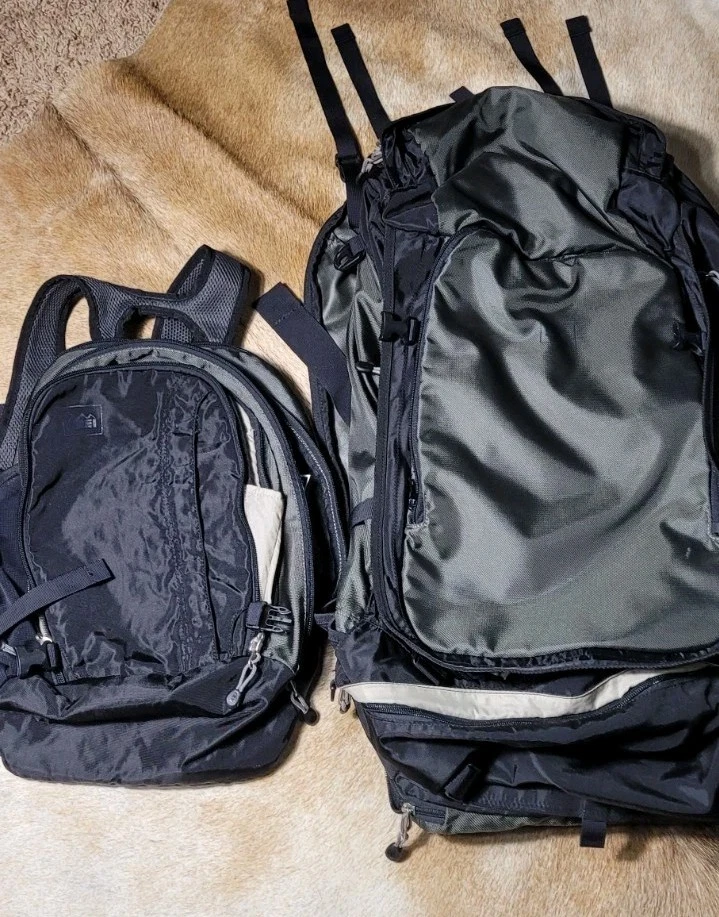 Mochila de Viaje REI Mochila Negra Equipaje Grande Embalable con Paquete de Día 2 Total Foto 2 de 4