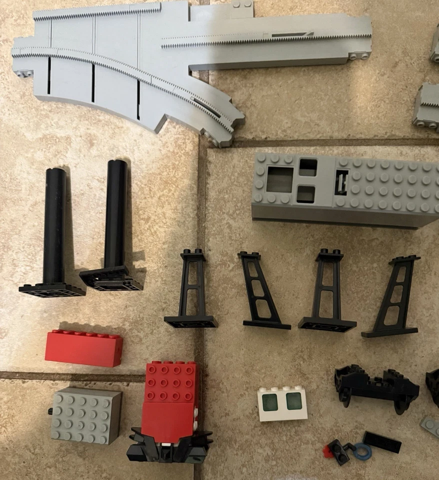 LEGO MONORAIL 6990 TRANSPORT SYSTEM   TRACK, Battery pack pcs, Wheels, supports - Image 4 of 4