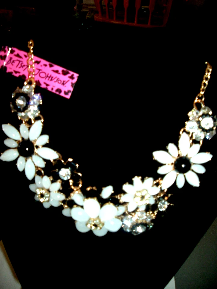 COLLAR BABERO FLORES CRISTAL ÓPALO SIMULADO BLANCO NEGRO Betsey Johnson Foto 4 de 4