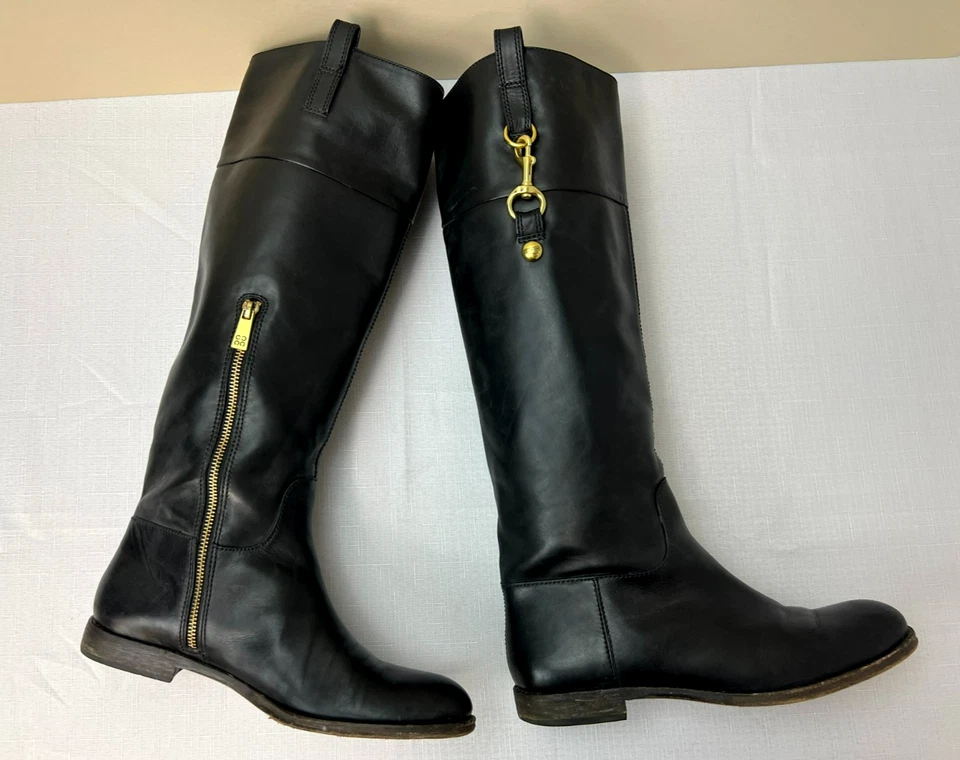 Bota de montar Coach Martta alta cuero negro herrajes dorados punta almendra cremallera al tobillo 9 Foto 4 de 4