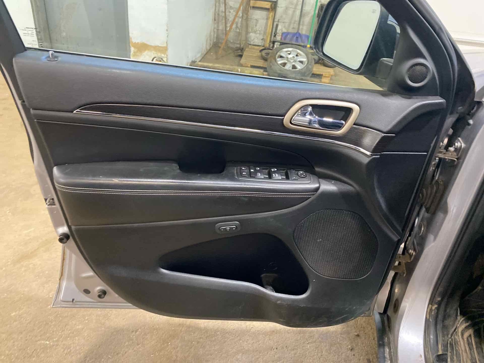 Used Deck Lid fits: 2014 Jeep Grand cherokee privacy tint glass w/rear view came