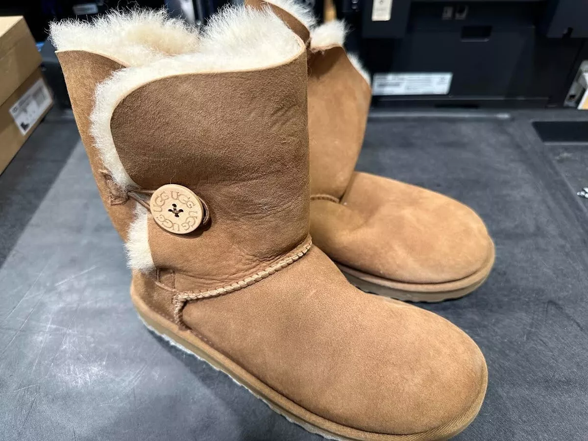 UGG 1016422 Women&#039;s Mini Bailey Button II 7 Winter Boot - Chestnut 190108094268 |