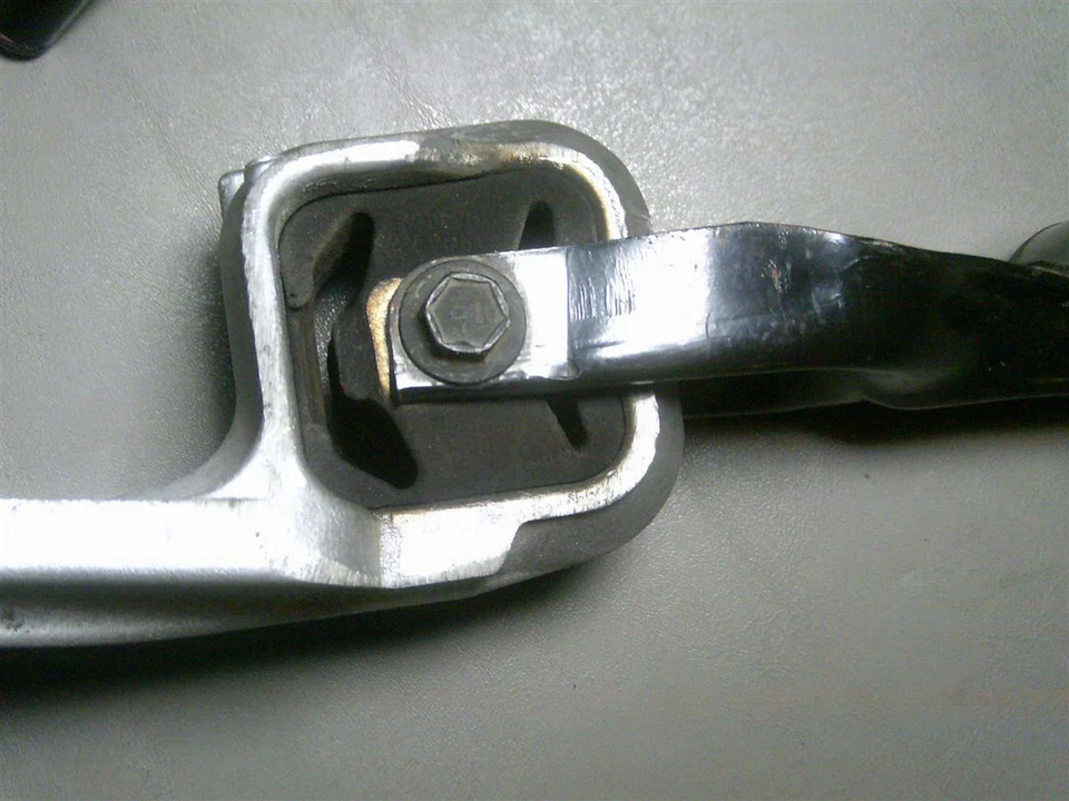 2000 00 Pontiac Montana 3.4L Upper Front Motor Mount / 092399A 07-99 - Image 4 of 4