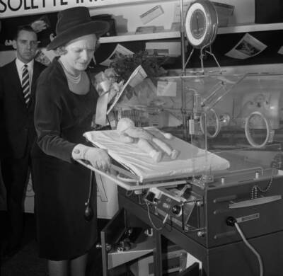 English actress Anna Neagle Isolette Infant Incubator after ope- 1963 Old Photo