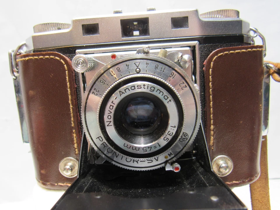 Cámara y estuche Zeiss Ikonta Prontor SV - Novar Anastigmat 1:3,5 F = 75 mm (A30J) Foto 2 de 4