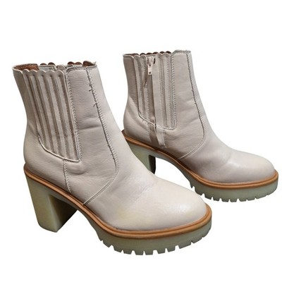 Oasis Society Womens Cream Beige Platform Lug Sole Scalloped Chunky Boots Size 8