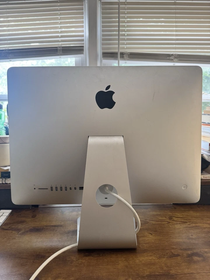 iMac 21.5 (2015) con ratón inalámbrico y teclado numérico Foto 2 de 4