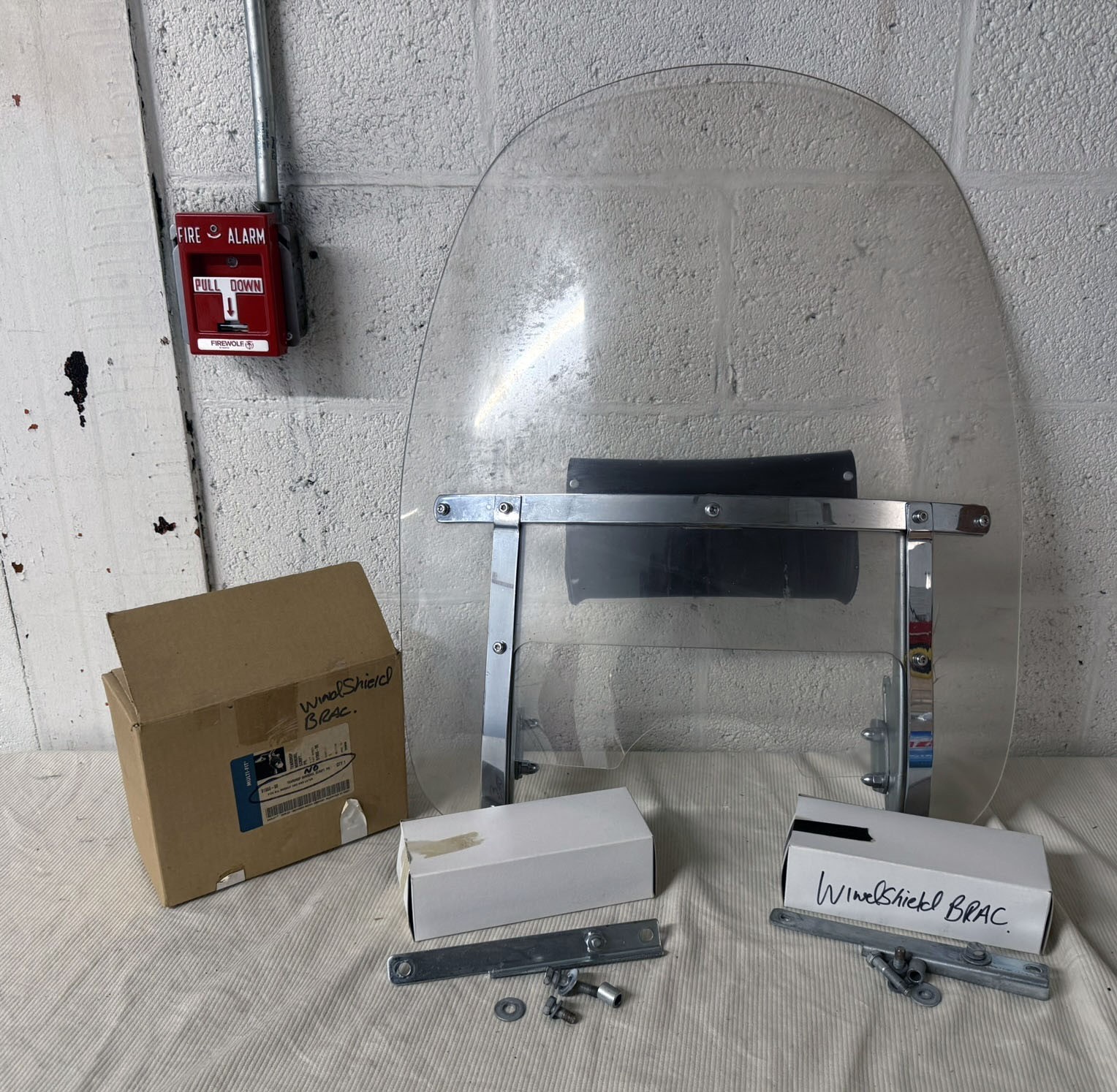 Genuine Harley-Davidson Detachable Windshield Kit w/ Mounting Hardware, Box