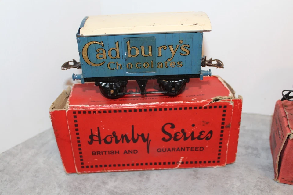 LOT OF 4 VINTAGE HORNBY TRAIN CARS CADBURYS /BANANA'S / FISH & FIBRE WAGON - Image 2 of 4