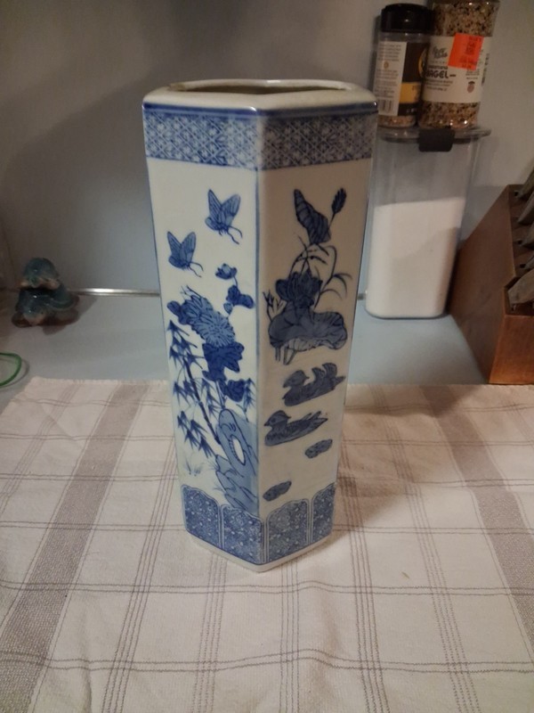 Chinese Porcelain  Vase. Excellent Conditon.