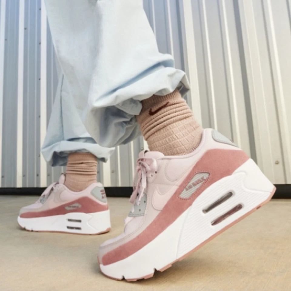 Nuevo en caja Mujeres Nike Air Max 90 LV8 FD4328 100 Vela/Marrón Madera de Orewood Claro Foto 3 de 4