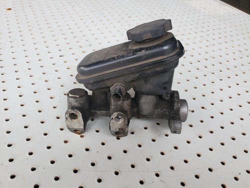 1995 Chevrolet Beretta Corsica Grand Am Brake Master Cylinder With Reservoir - Picture 1 of 3