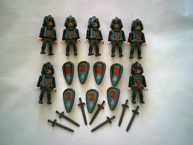 LOT DE PLAYMOBIL  * 7 CHEVALIERS DE L'AIGLE ROUGE VERT BET NOIR + ACCESSOIRES * - Photo 1/1