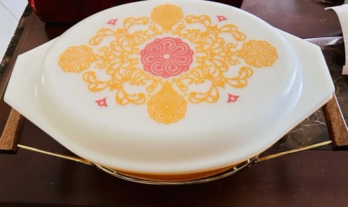 VINTAGE PYREX SEVILLE OVAL CASSEROLE DISH WITH WARMER 2.5 QT PROMTIONAL 1972 New