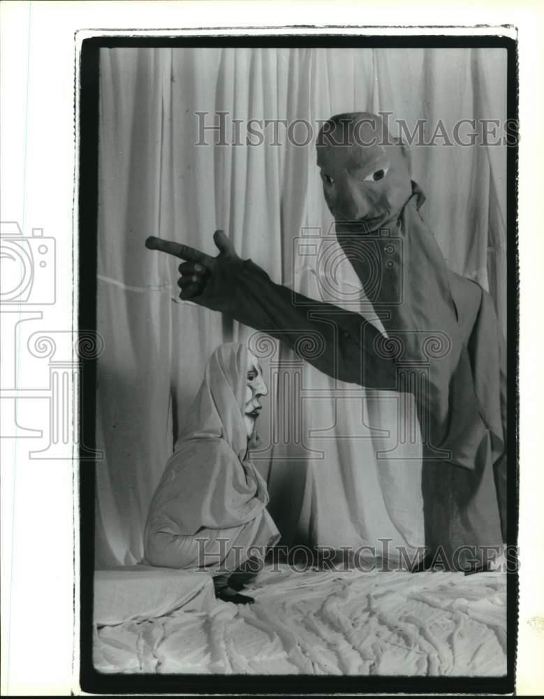 Press Photo Puppet Actors at Performance - syp43951