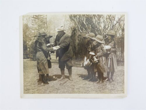Fotografía International Film Service coronel Roosevelt con cadetes hembras - Imagen 1 de 2
