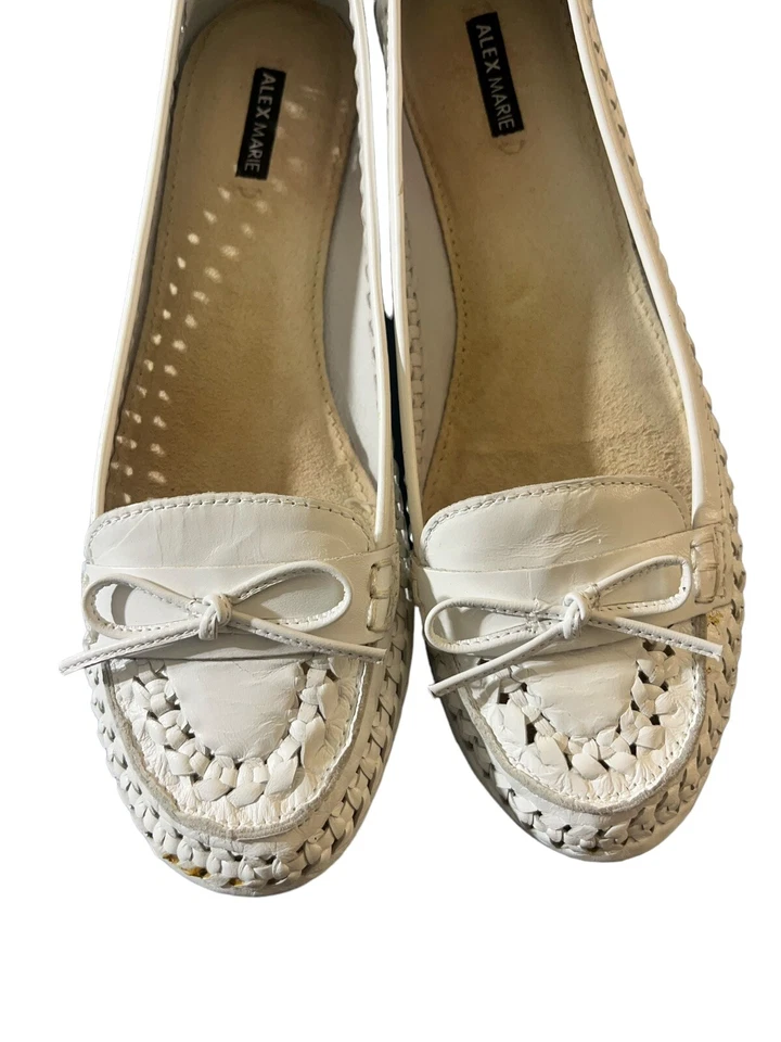 Sandalias sin cordones Alex Marie para mujer talla 8,5 M blancas con pajarita plana mocasín de cuero Foto 2 de 4