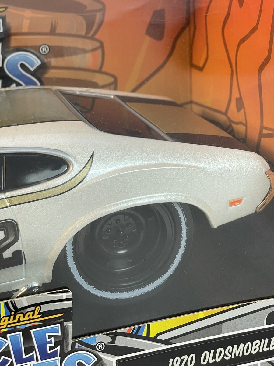 MUSCLE MACHINES 1970 Oldsmbile 442 DIECAST 1/24 SCALE-new In
