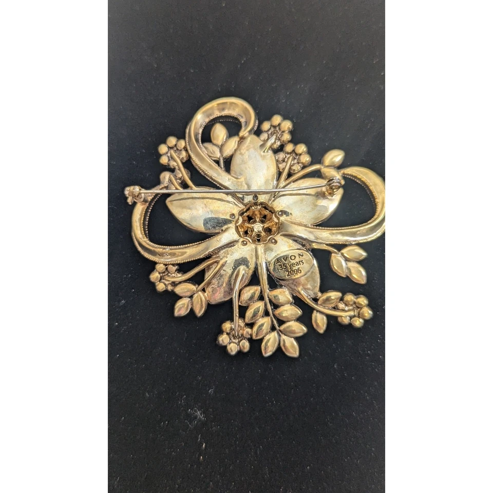 Avon 35th year Anniversary signed Brooch pin Gold Tone ruby red rhinestones 2006 - Image 4 of 4