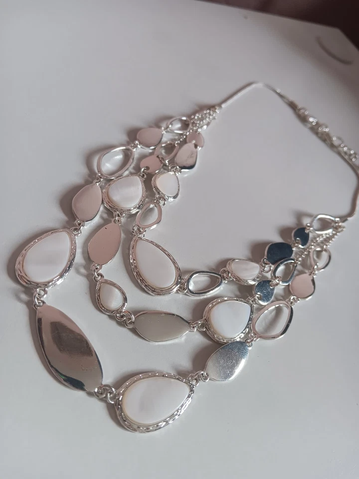 Collar con acento ovalado de varias hebras tono plata Nine West Foto 2 de 4