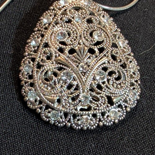 Large Pendant Silver Tone Beautiful Crystal Accents 14 Chain Necklace