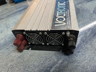 Voltronic HI 2000 Spannungswandler Camper Boot 12V auf 230V