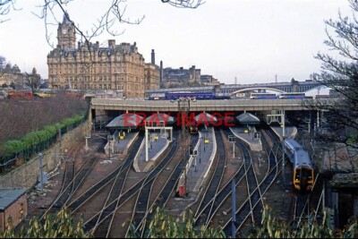 FOTO (8) DIE KLASSISCHE ANSICHT DER WAVERLEY STATION IN EDINBURGH.  A KLASSE 158 EXPRE