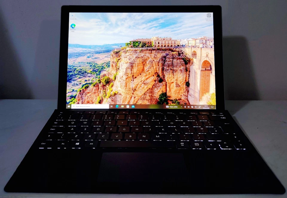 Microsoft Surface Pro | Core i5 | 8GB RAM | 256GB SSD | Windows 10 Pro Laptop - Image 2 of 4